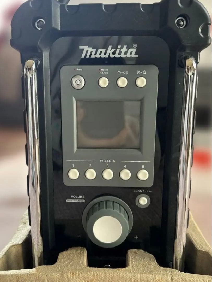 【新品箱入り】マキタ Makita 充電式ラジオ MR100 W 現場ラジオ　白