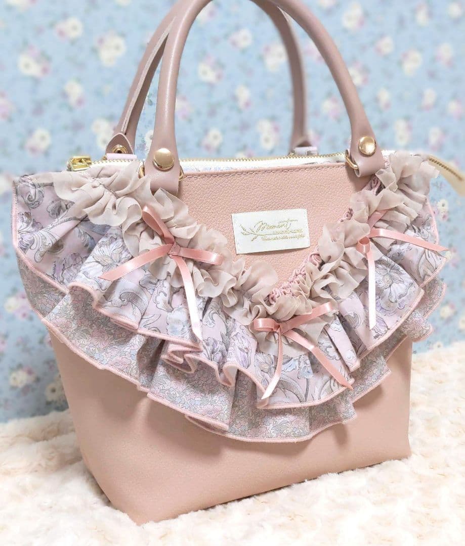 新作　フリルが主役のフラップファスナー付トート　アレキサンダーマーブル