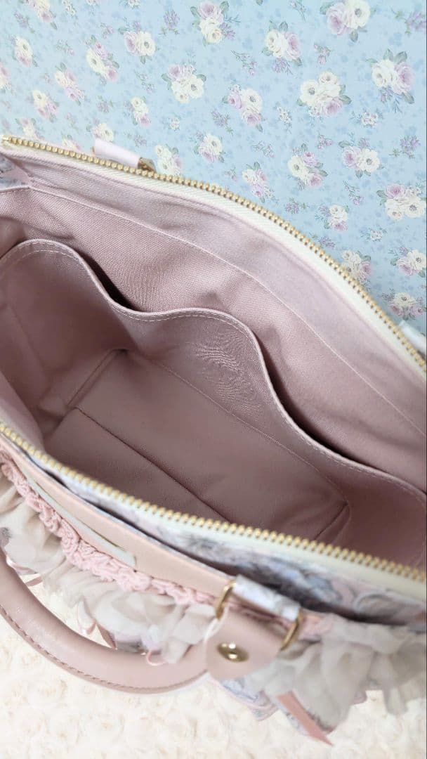 新作　フリルが主役のフラップファスナー付トート　アレキサンダーマーブル