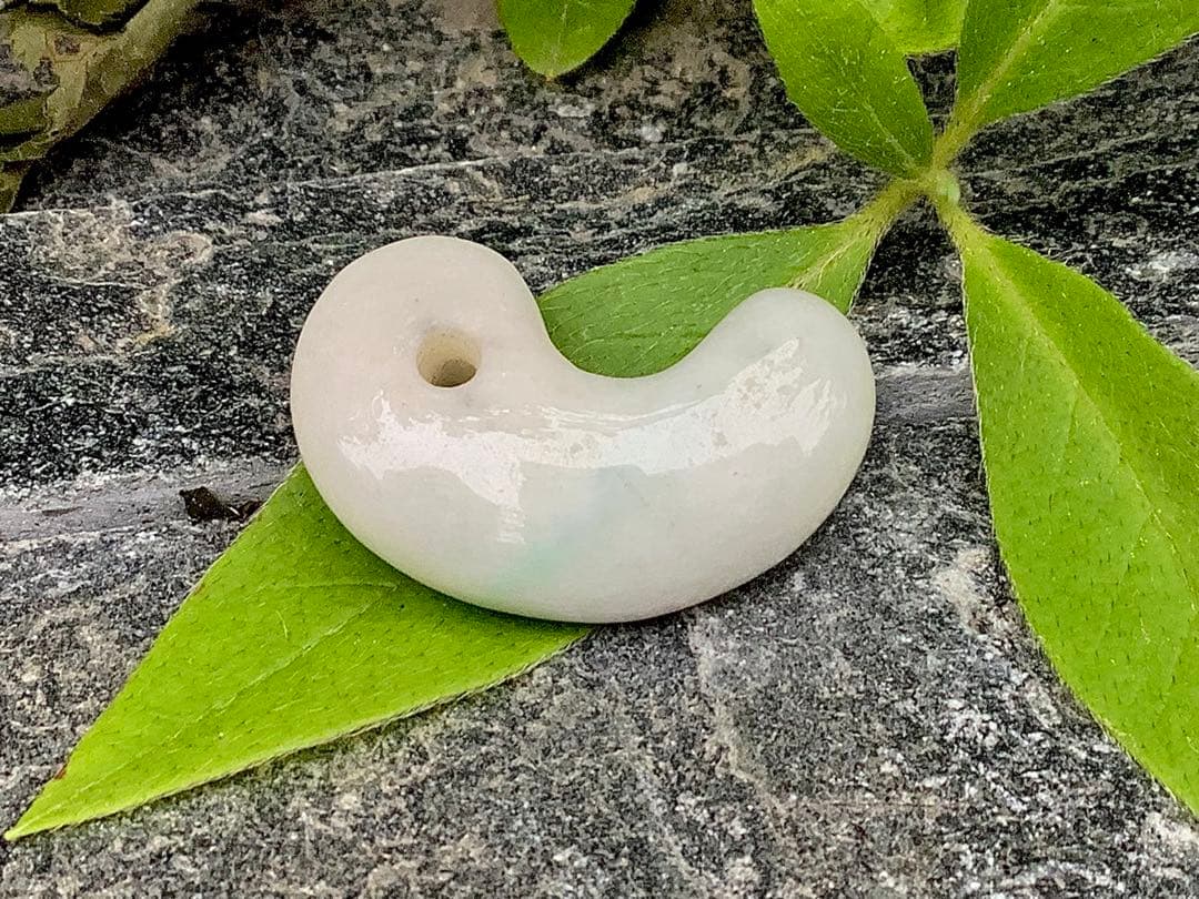 ✳綺麗な淡い緑入り　糸魚川翡翠勾玉　本物の守護石　お守りにお身近に　鑑別書取得付