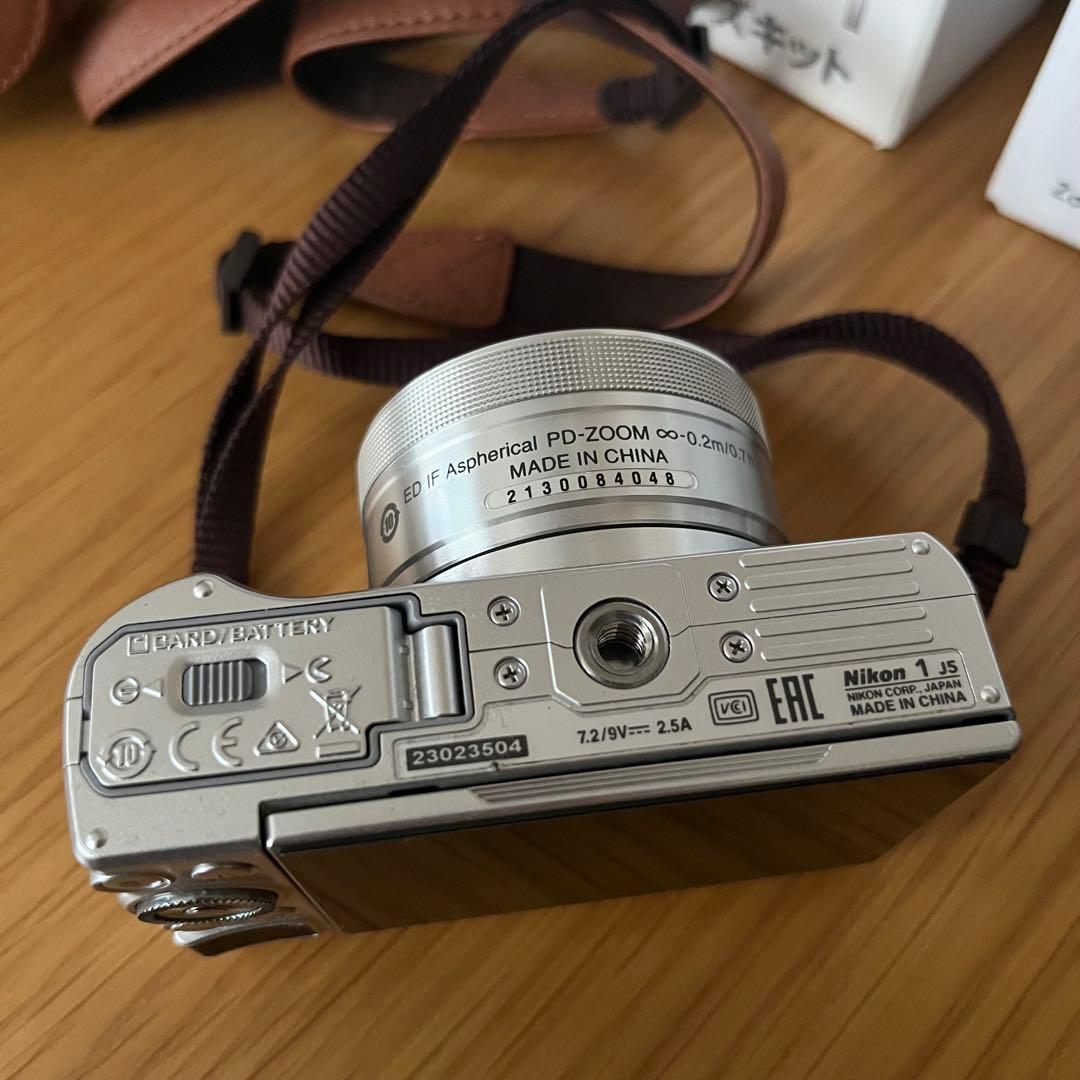 Nikon J5 ダブルレンズキット　純正カバー付