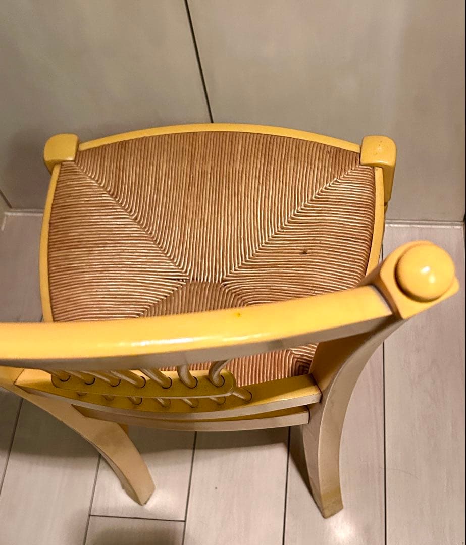 ビンテージ　インポート　黄色の木製ラッシュシートチェア　①