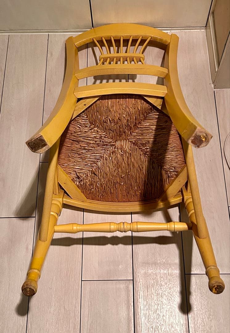 ビンテージ　インポート　黄色の木製ラッシュシートチェア　①