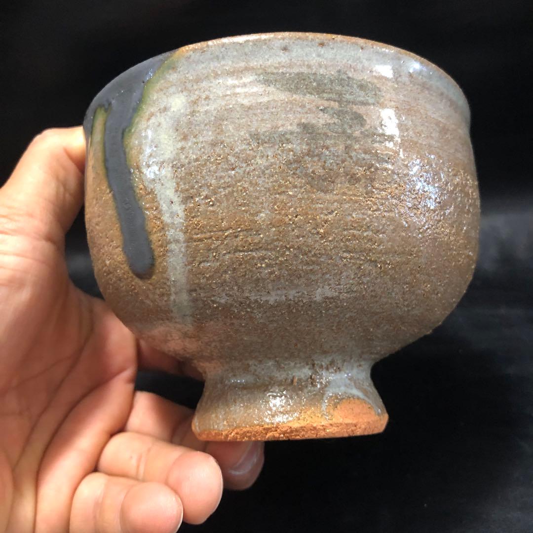 可憐な古美術◾️蔵から高台の高い謎の字が書かれた抹茶茶碗が出てきました。茶道具