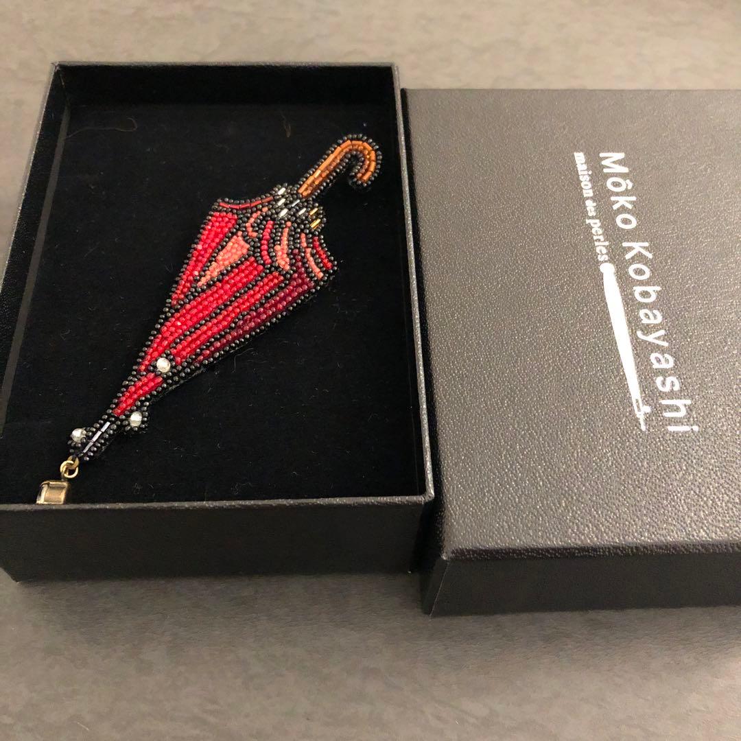 シ*ス様 ブローチ 赤い傘 小林モー子