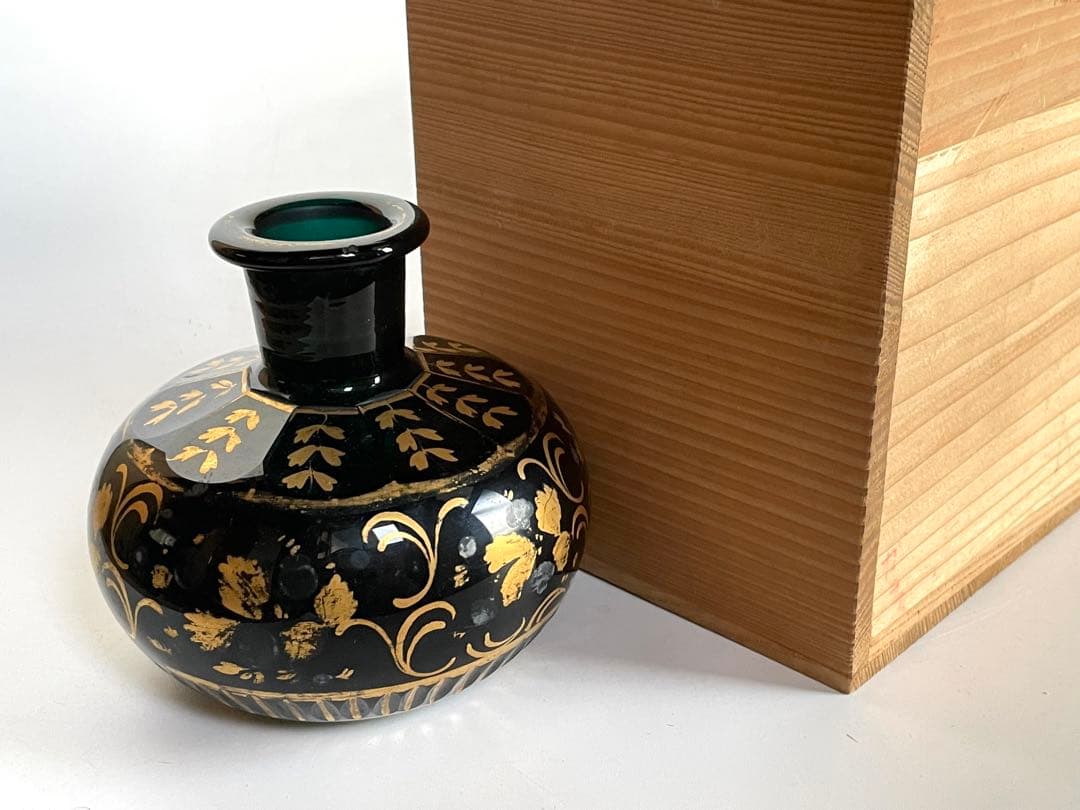 アンティーク　ガラス　ボトル　金彩　唐草文様　花瓶　面取　エナメル　西洋骨董