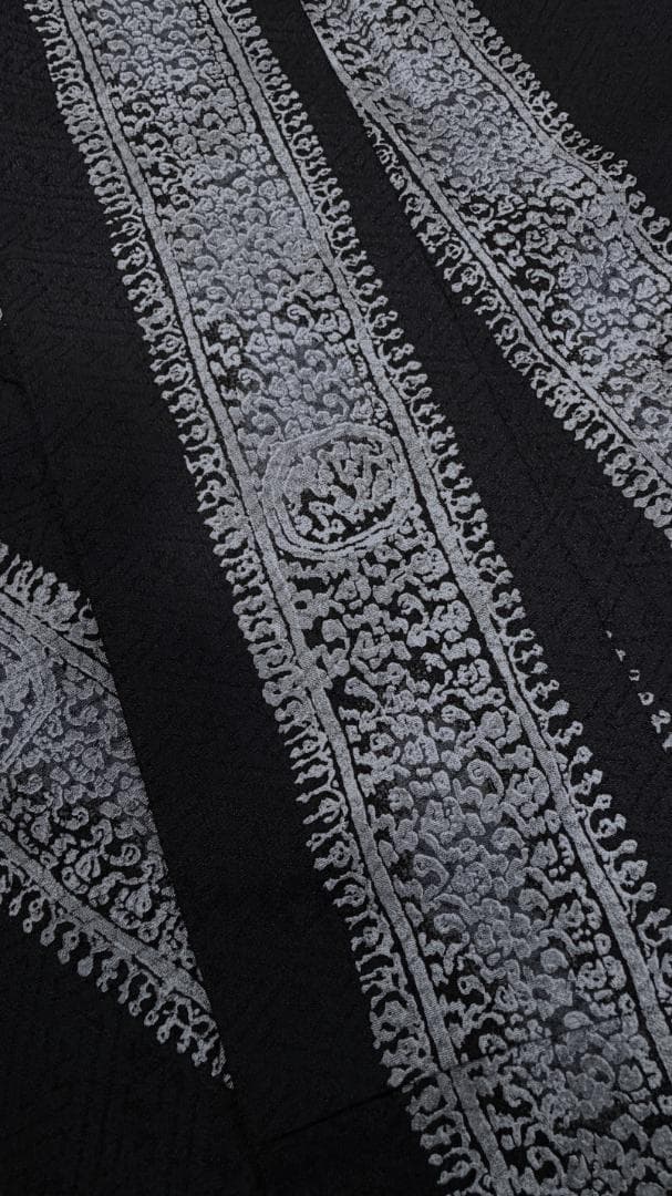 着物９　東レ　こむさでもーど　よろけ縞アラベスク調袷着物　黒　身丈１６７裄丈６７