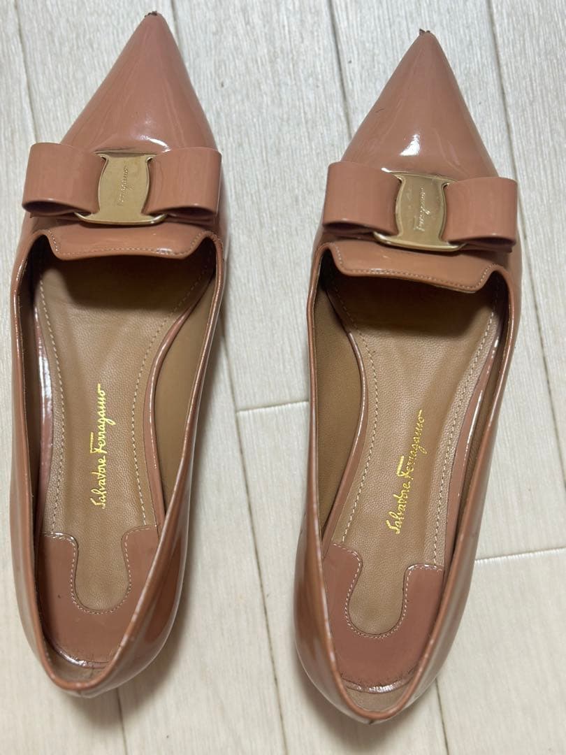 美品フェラガモ ♡ヴァラリボンパンプス　23.5