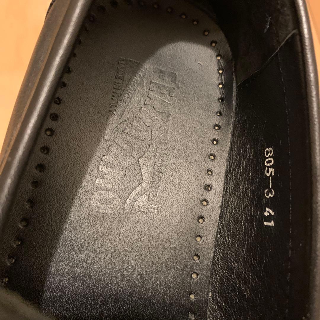 フェラガモ　黒いローファー 金属バックル付き