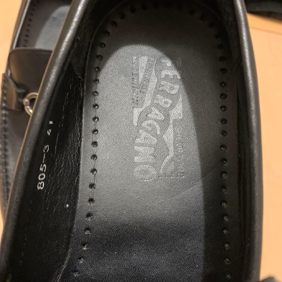 フェラガモ　黒いローファー 金属バックル付き