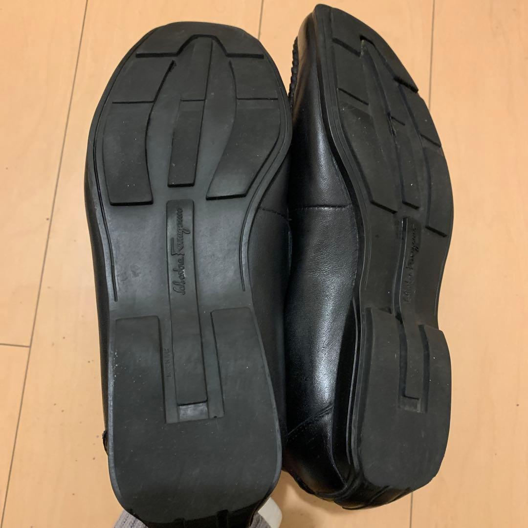 フェラガモ　黒いローファー 金属バックル付き