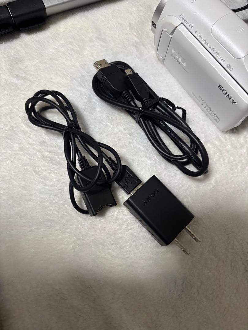 ソニーSONY HDR-CX670 ビデオカメラ　白　バッテリー×2 三脚付