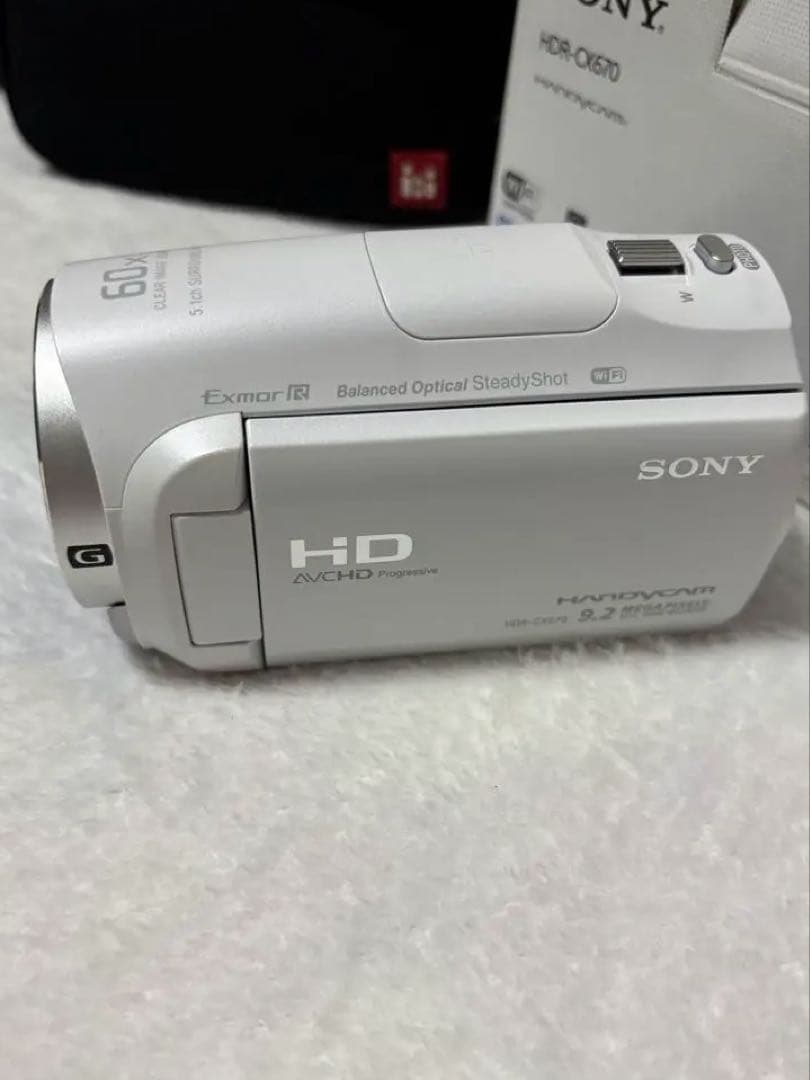 ソニーSONY HDR-CX670 ビデオカメラ　白　バッテリー×2 三脚付