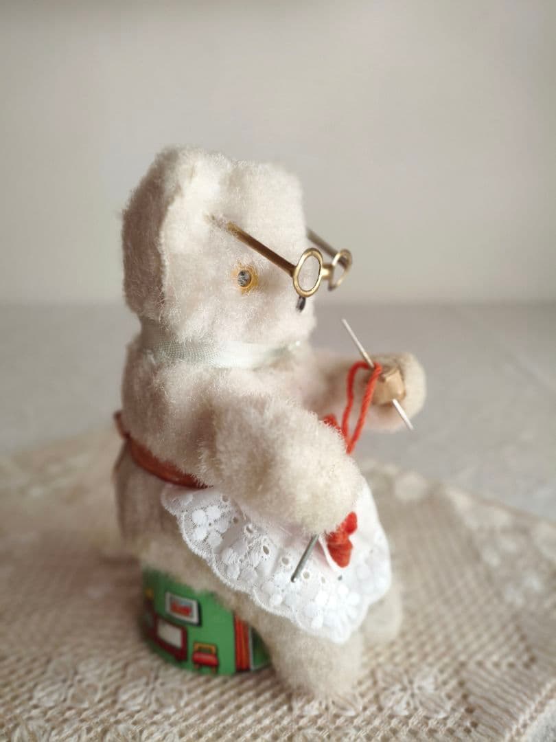 * vintage bear ❀ ゼンマイ仕掛けの 編み物 ネコさん