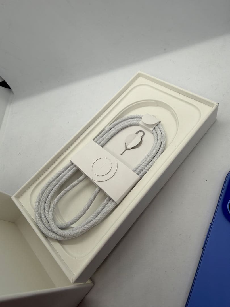 【極美品】iPhone16 256GB バッテリー100% 付属品完備端末！