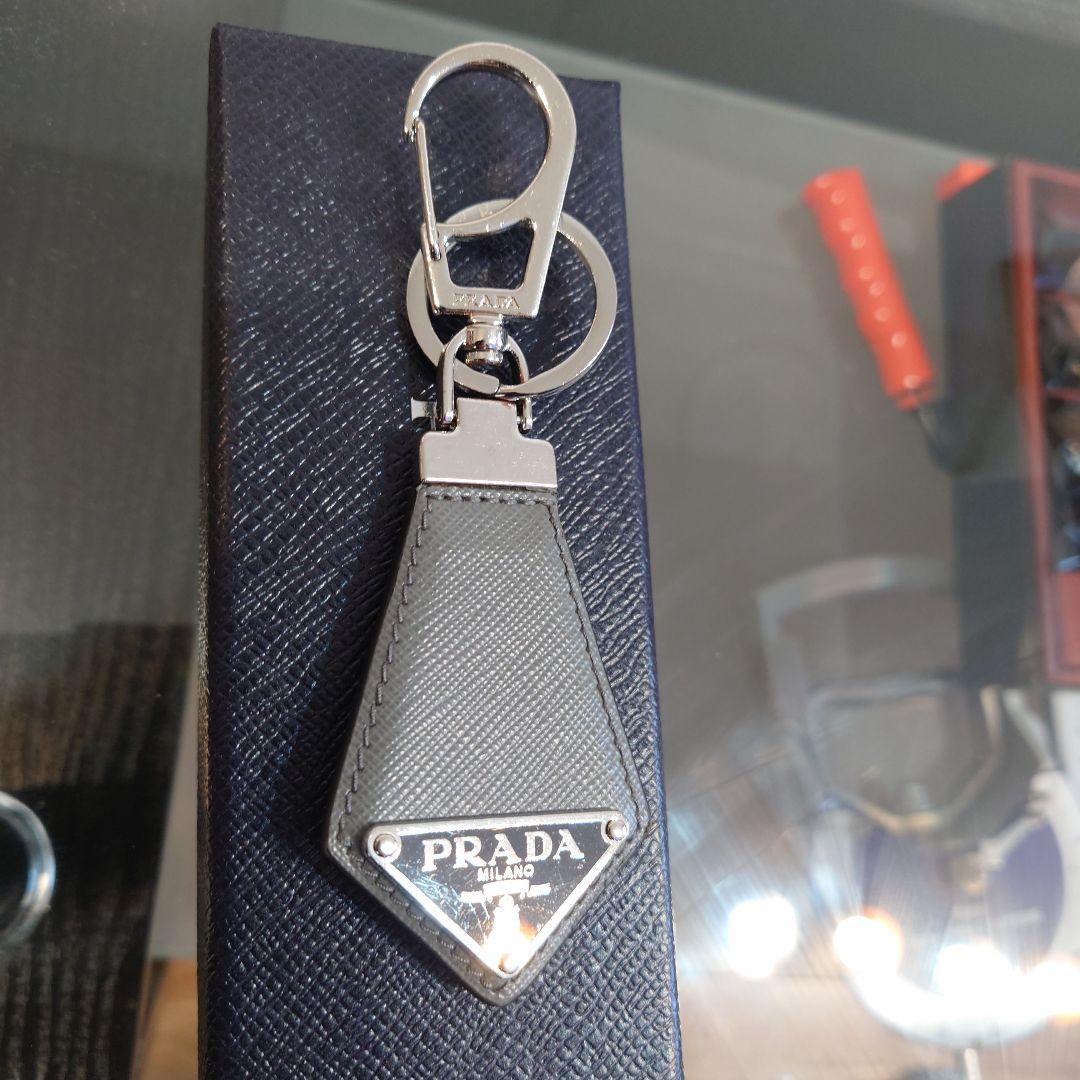 PRADA キーリング 三角ロゴ サフィアーノ