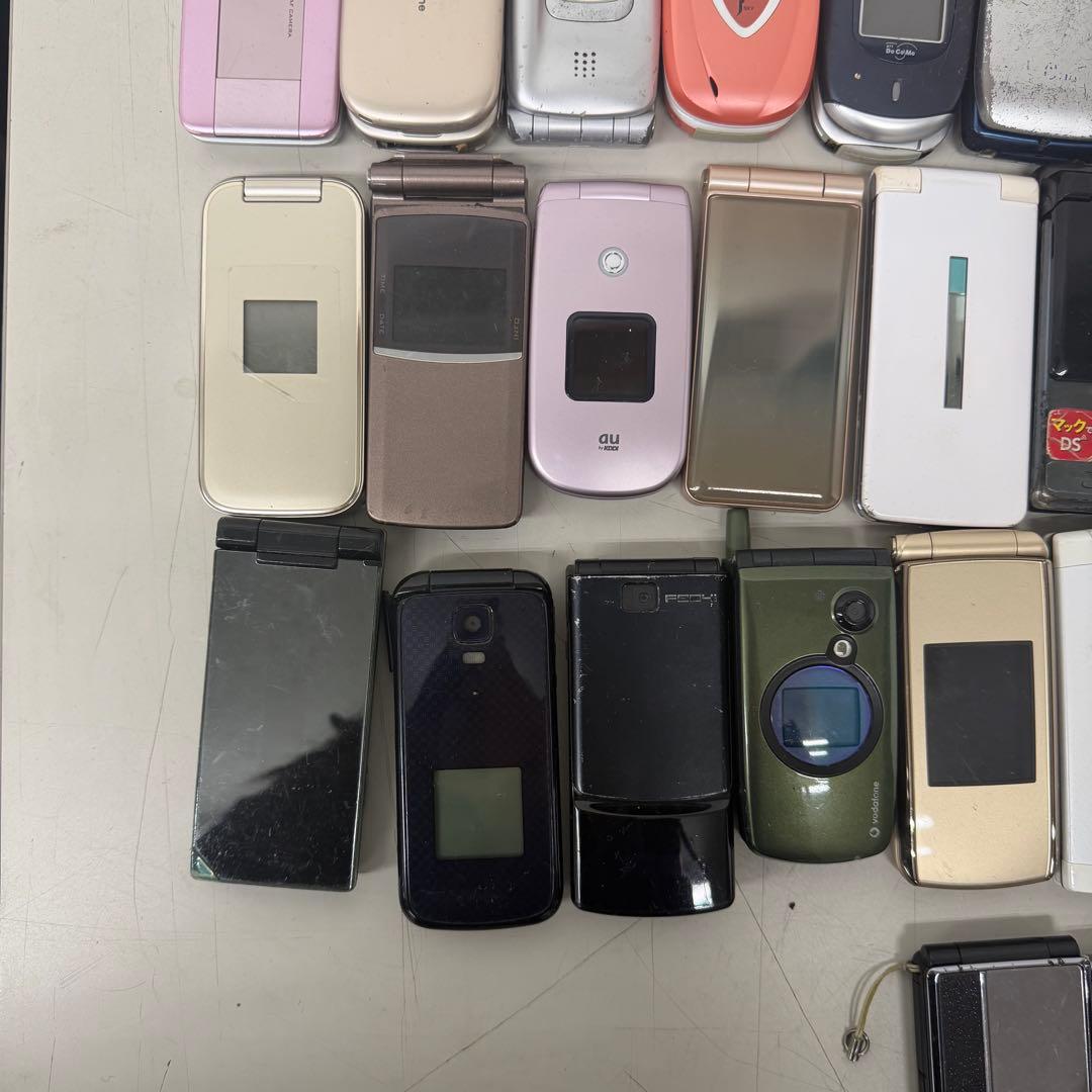 ガラケー　110個まとめ売り　ジャンク品　折りたたみ式携帯電話セット