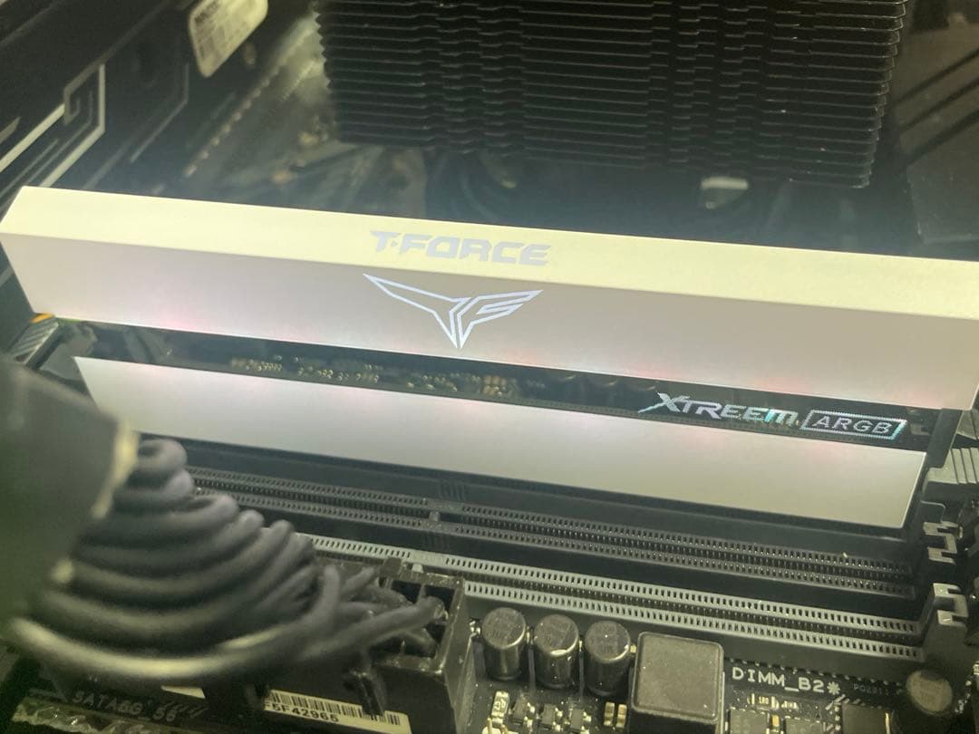 メモリー TEAMGROUP Xtreem ARGB 16GB DDR4 3600MHz