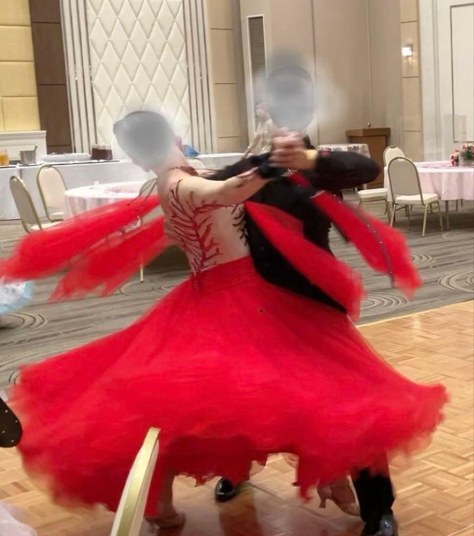 赤いチュールドレス ビーズ刺繍付き