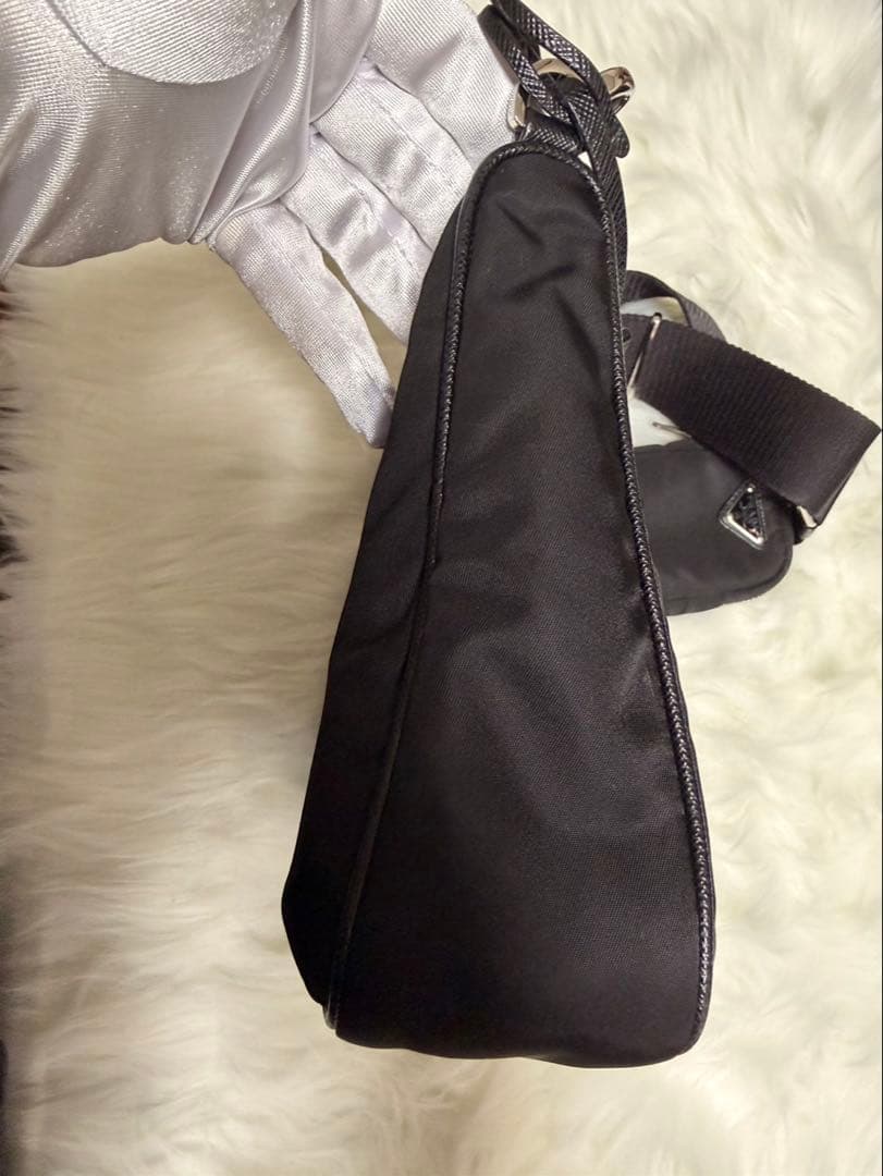 PRADA Re-Edition 2005 ブラックショルダーバッグ