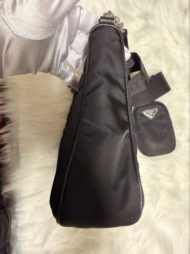 PRADA Re-Edition 2005 ブラックショルダーバッグ