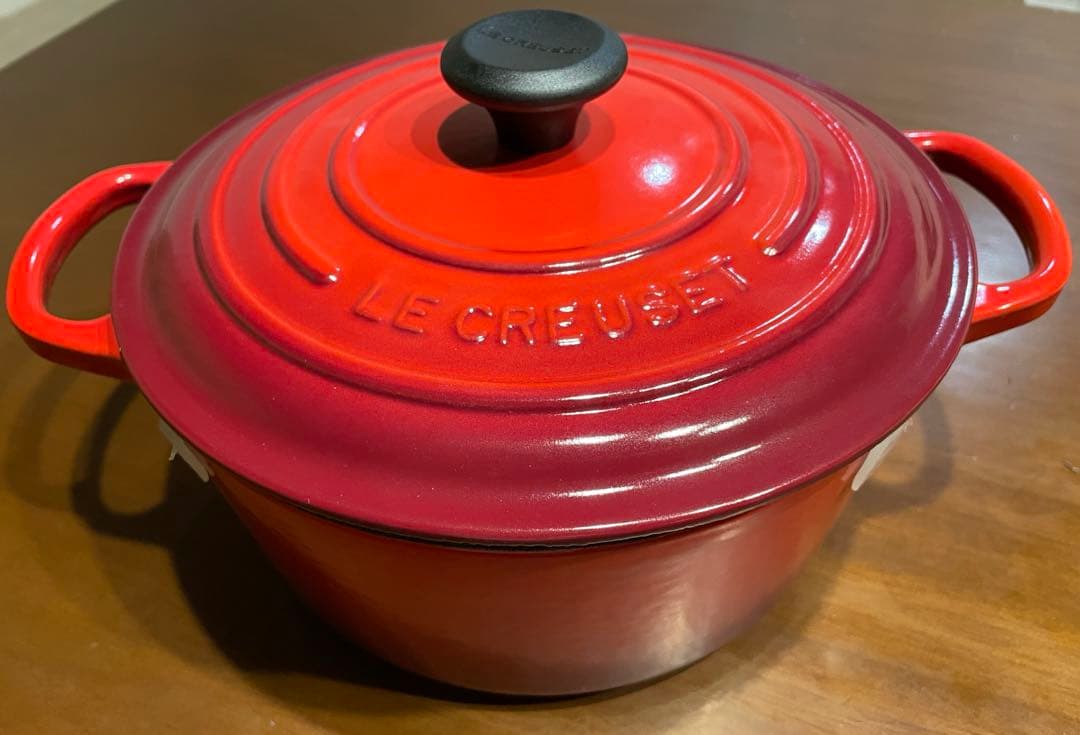 【新品】シグニチャー ココット・ロンド22cm チェリーレッド（ブラックツマミ）