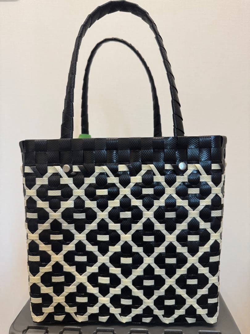 MARNI MARKET かごバッグ 黒と白