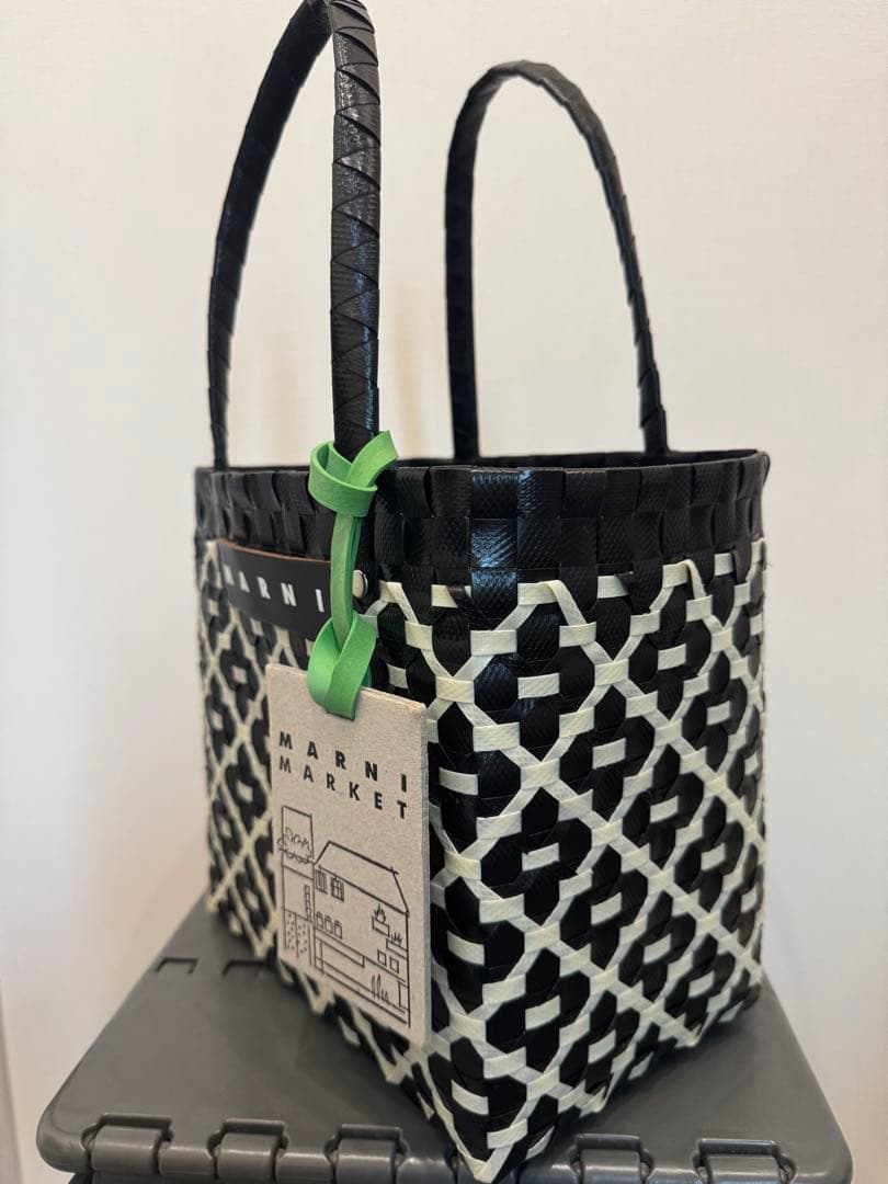 MARNI MARKET かごバッグ 黒と白