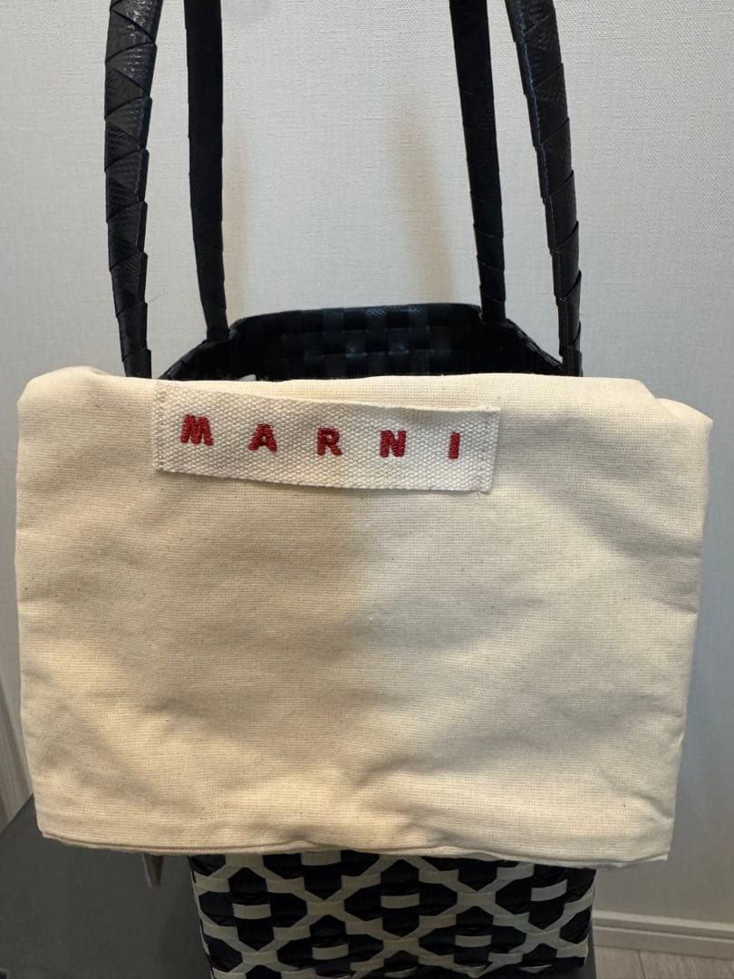 MARNI MARKET かごバッグ 黒と白