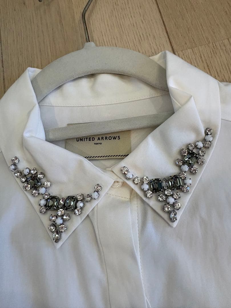 【新品未使用】ユナイテッドアローズ　ビジューブラウス　オフホワイト　サイズ38