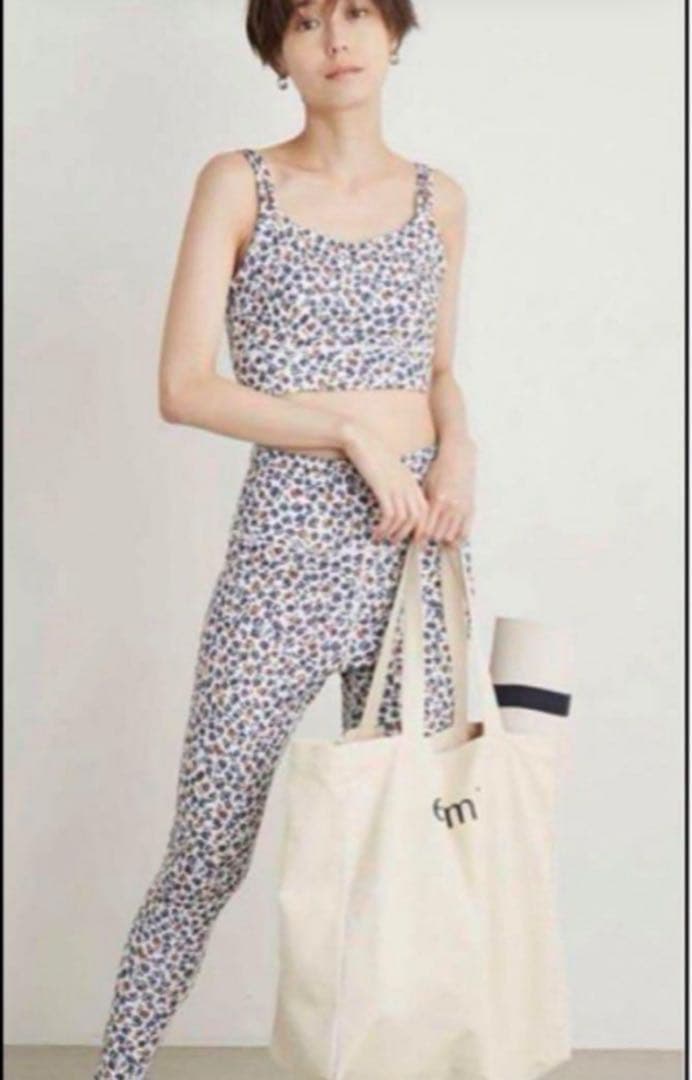 極美　emmi yoga エミヨガ　ヨガウェア　大人上品フラワーM