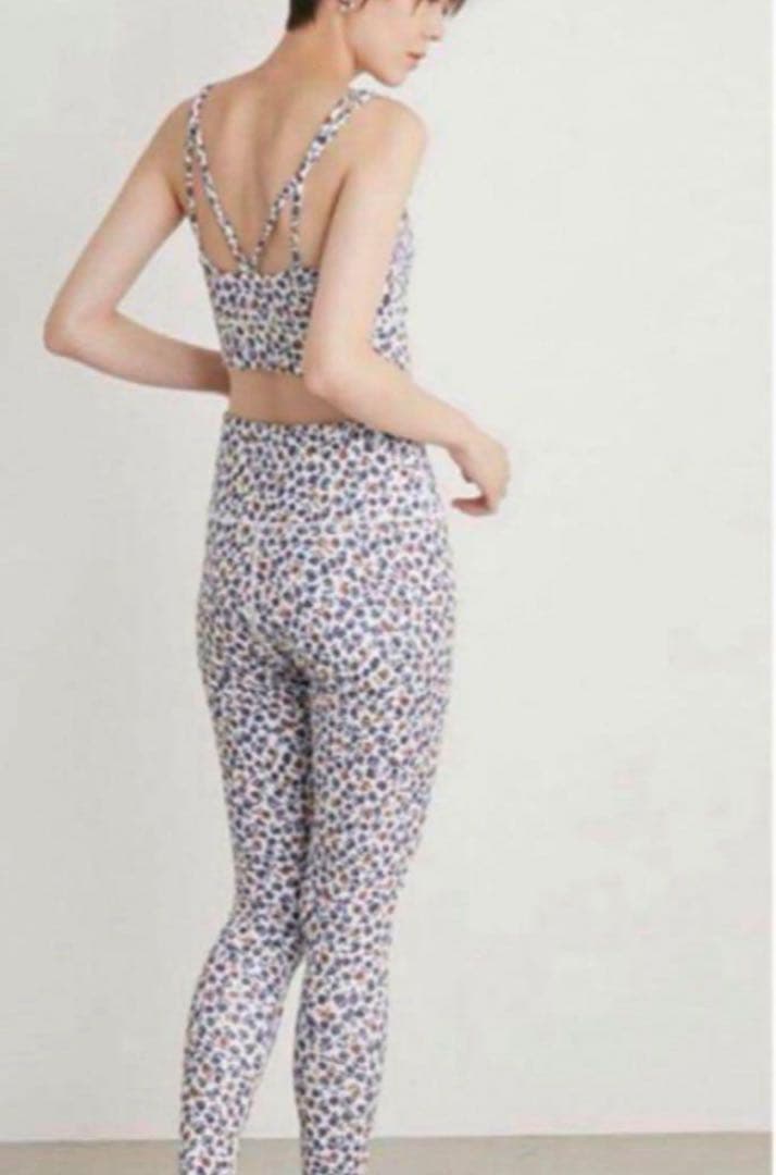 極美　emmi yoga エミヨガ　ヨガウェア　大人上品フラワーM