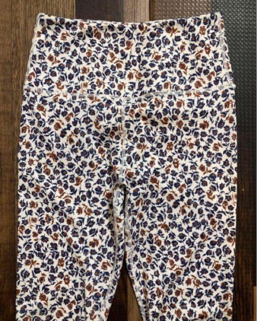 極美　emmi yoga エミヨガ　ヨガウェア　大人上品フラワーM