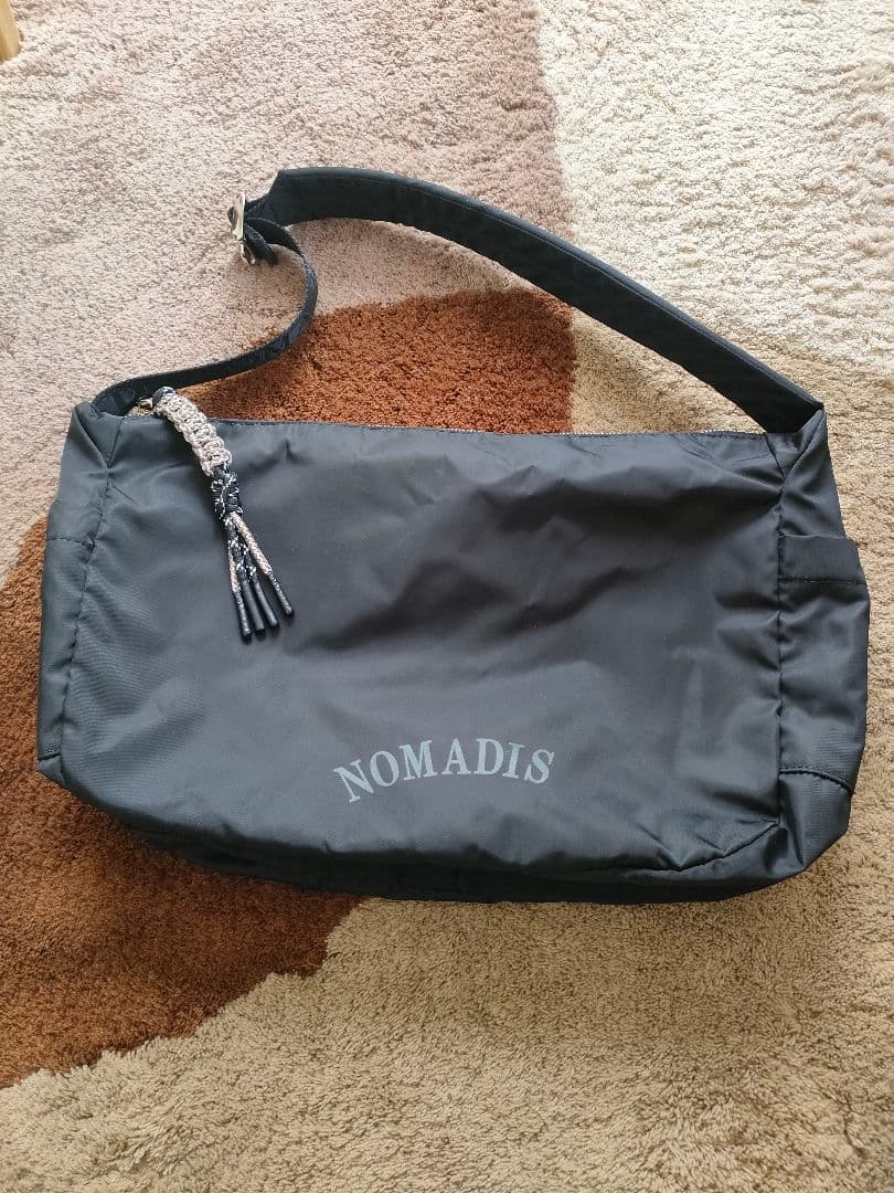 NOMADIS ブラックショルダーバッグ