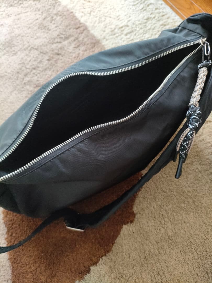 NOMADIS ブラックショルダーバッグ