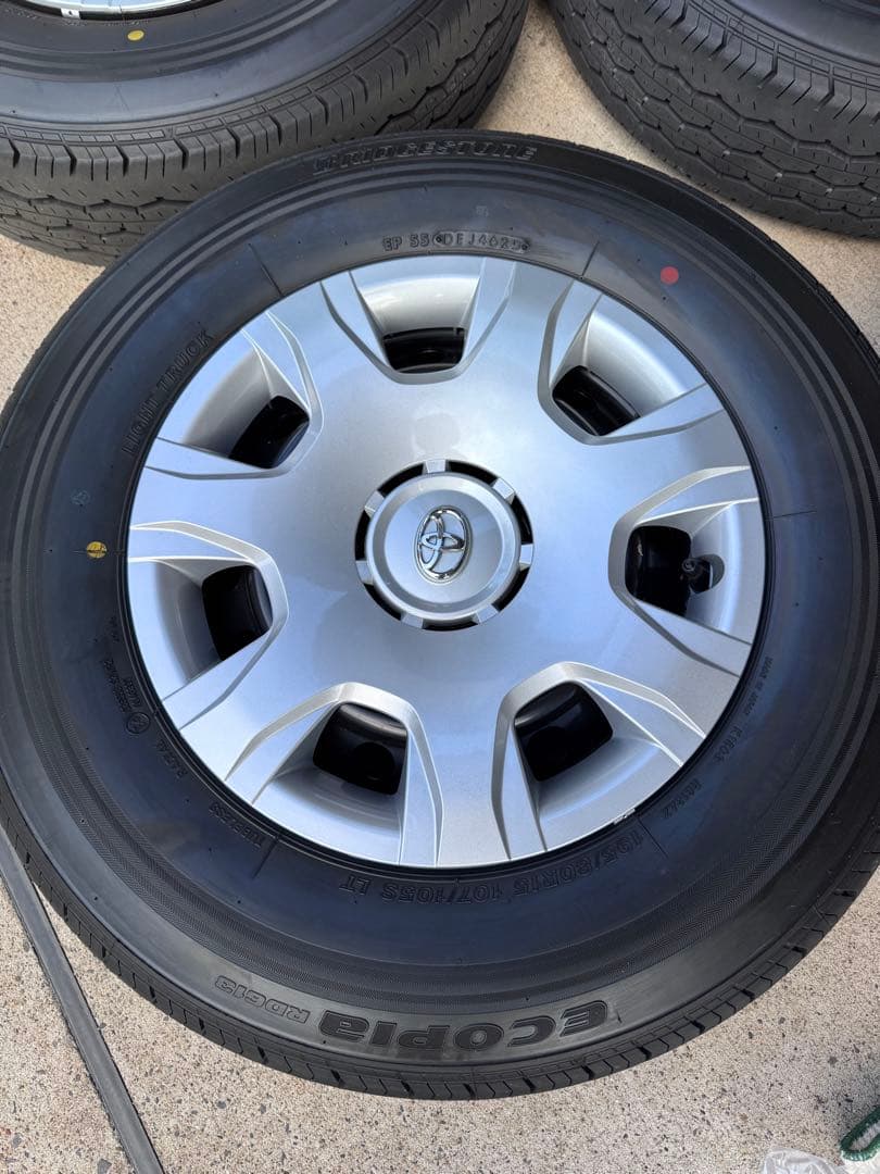 アトム　ハイエース 純正 新車外し ホイール タイヤ ナット付