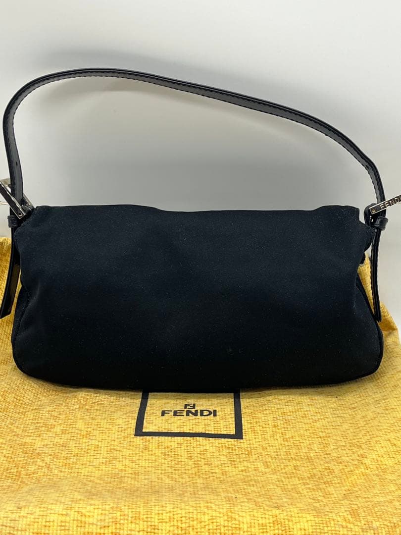 【美品】FENDIフェンディ マンマバケット ブラック　シルバー金具