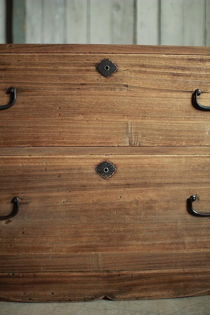 古く味のある木製の引き出し2段　チェスト　桐箪笥　タンス　古家具　古民家