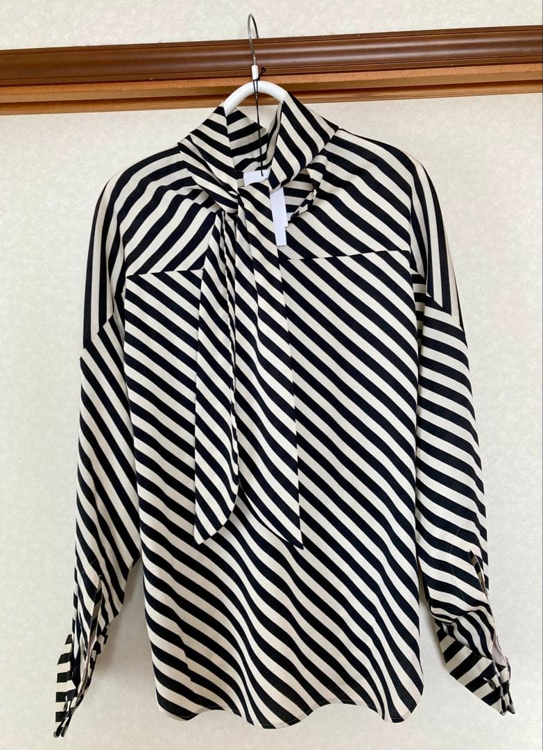 【超美品！】2024HYKEハイク 2024AW 人気ブラウス　1回着用のみ