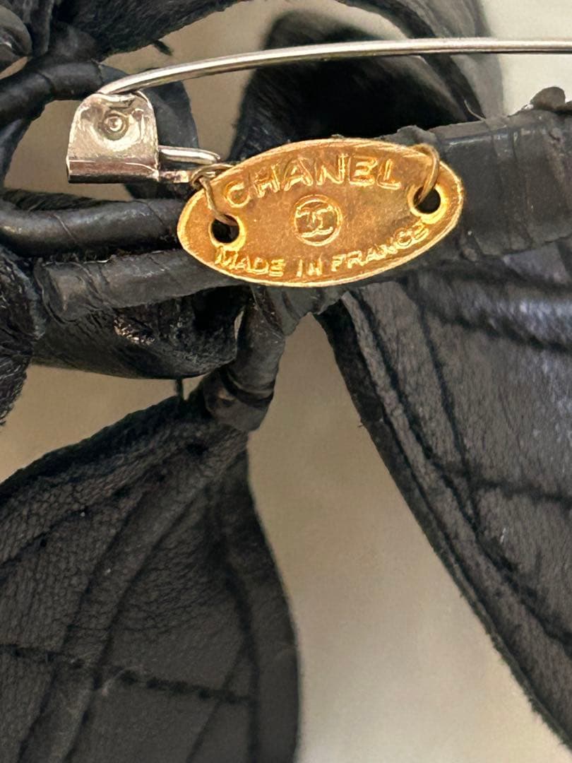 CHANEL ビンテージマトラッセ黒いレザー花型ブローチ約10cm可愛い