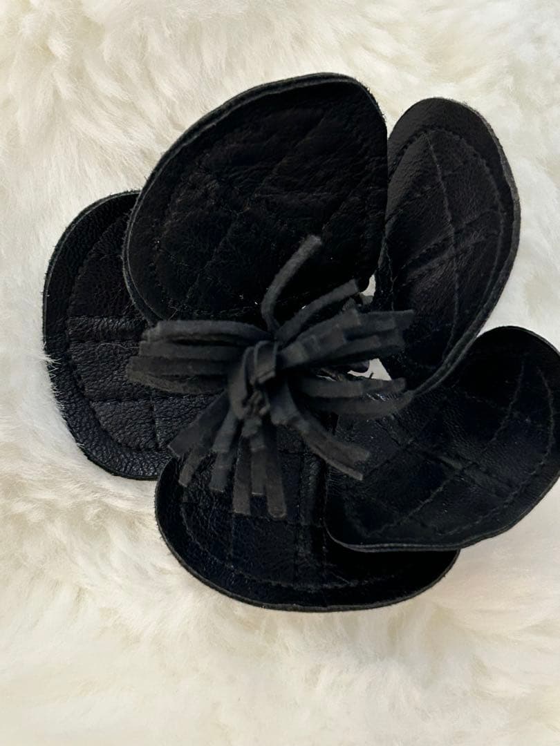 CHANEL ビンテージマトラッセ黒いレザー花型ブローチ約10cm可愛い