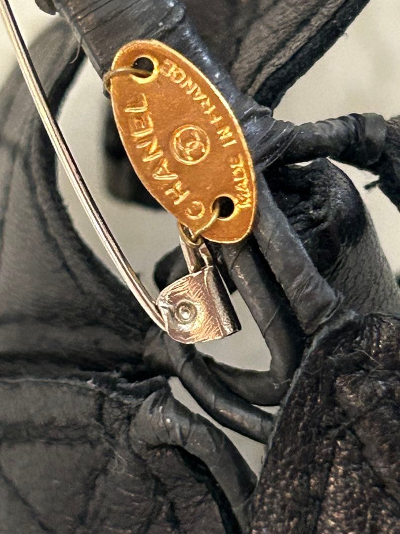 CHANEL ビンテージマトラッセ黒いレザー花型ブローチ約10cm可愛い