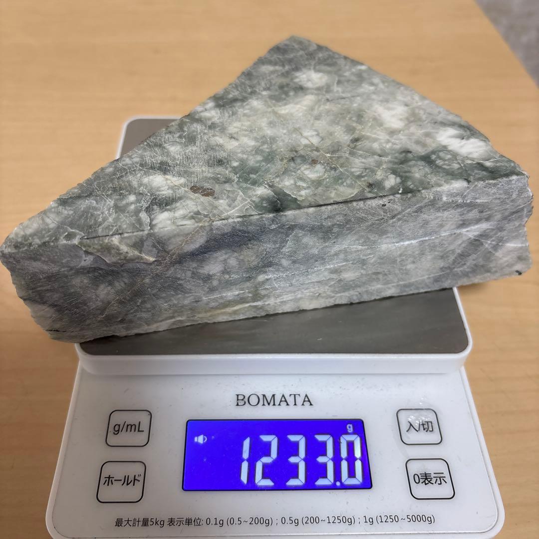 新潟県糸魚川市姫川産巨石天然糸魚川翡翠原石1233g 4面カット磨き無し 国石
