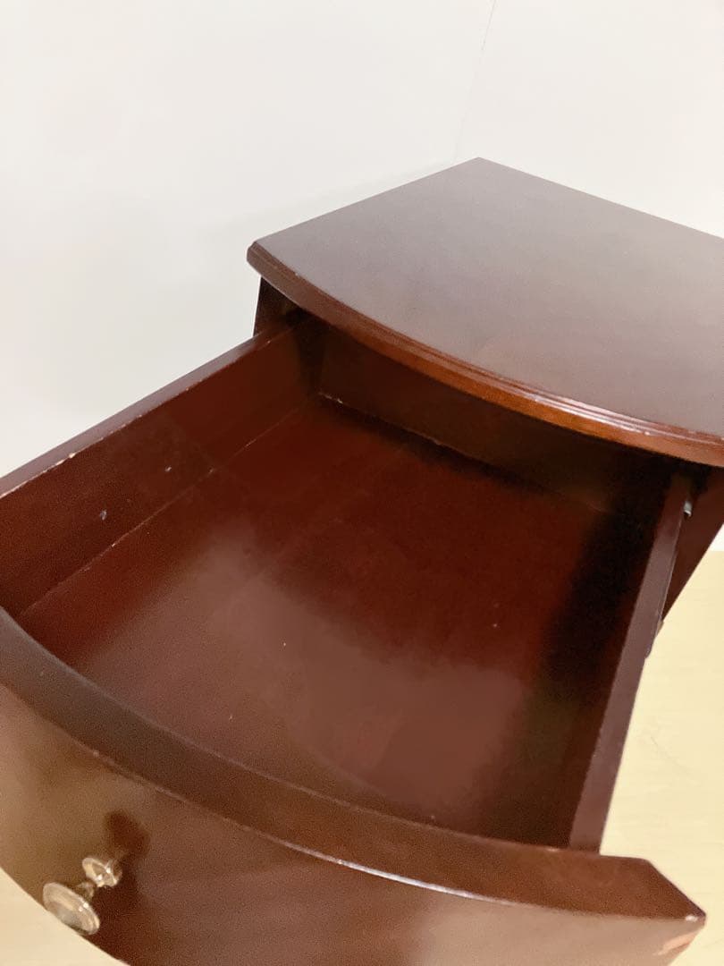 アンティーク調　キャスター付き　木製サイドテーブル　キャビネット　エンドテーブル