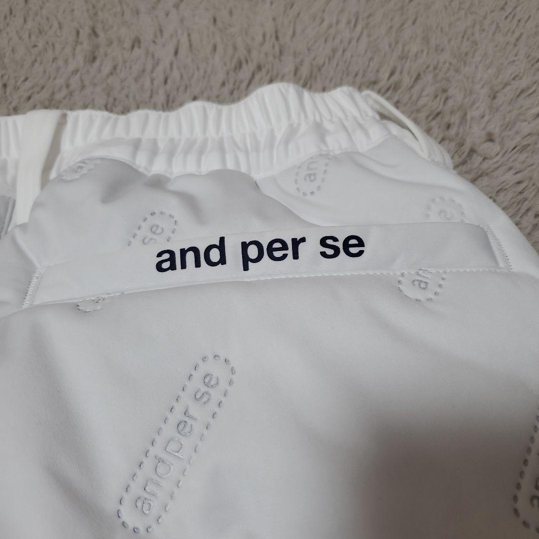 and per se ホワイトパンツ ロゴ刺繍入り