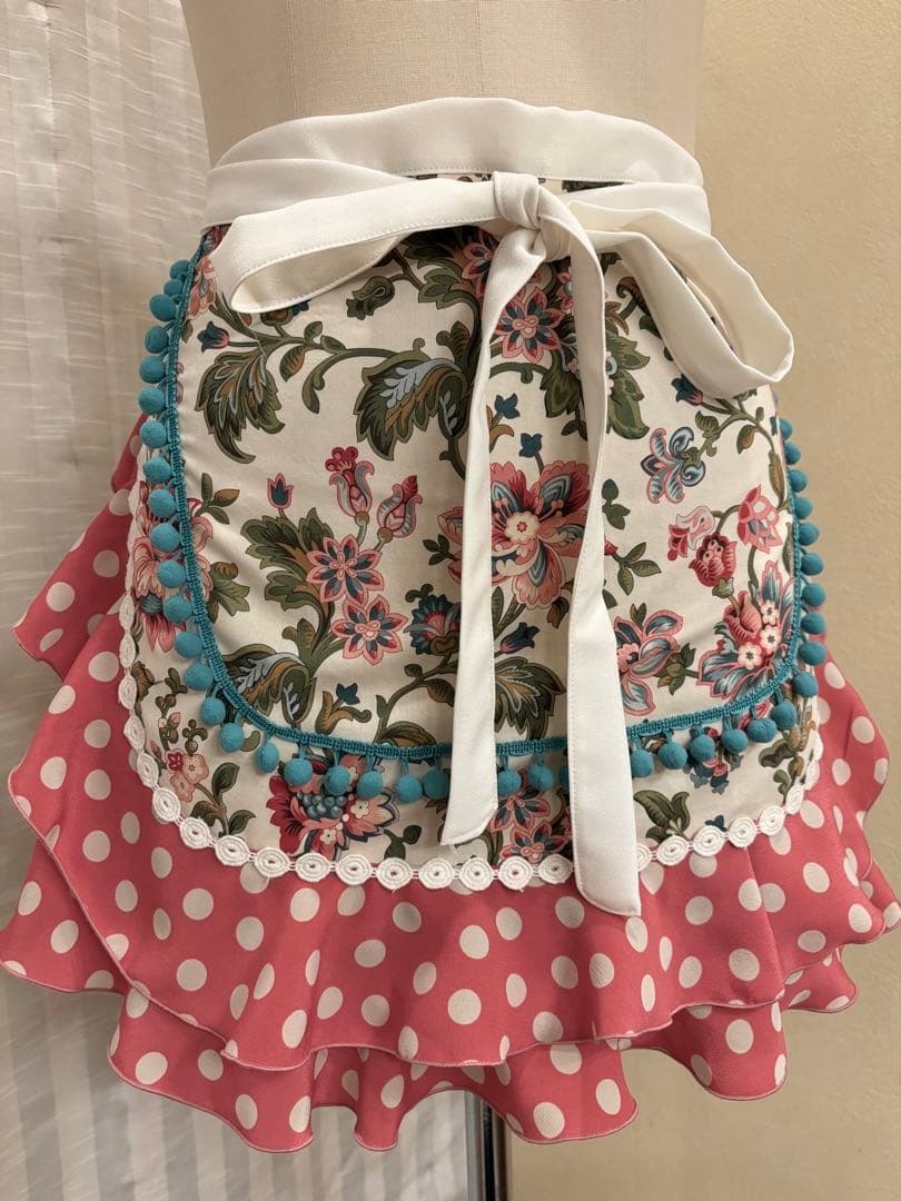 エプロンショート　アイボリーボタニカル　サーモンピンクフリル　ターコイズポンポン