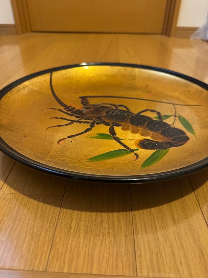 金色地に伊勢海老が描かれた漆器の飾皿
