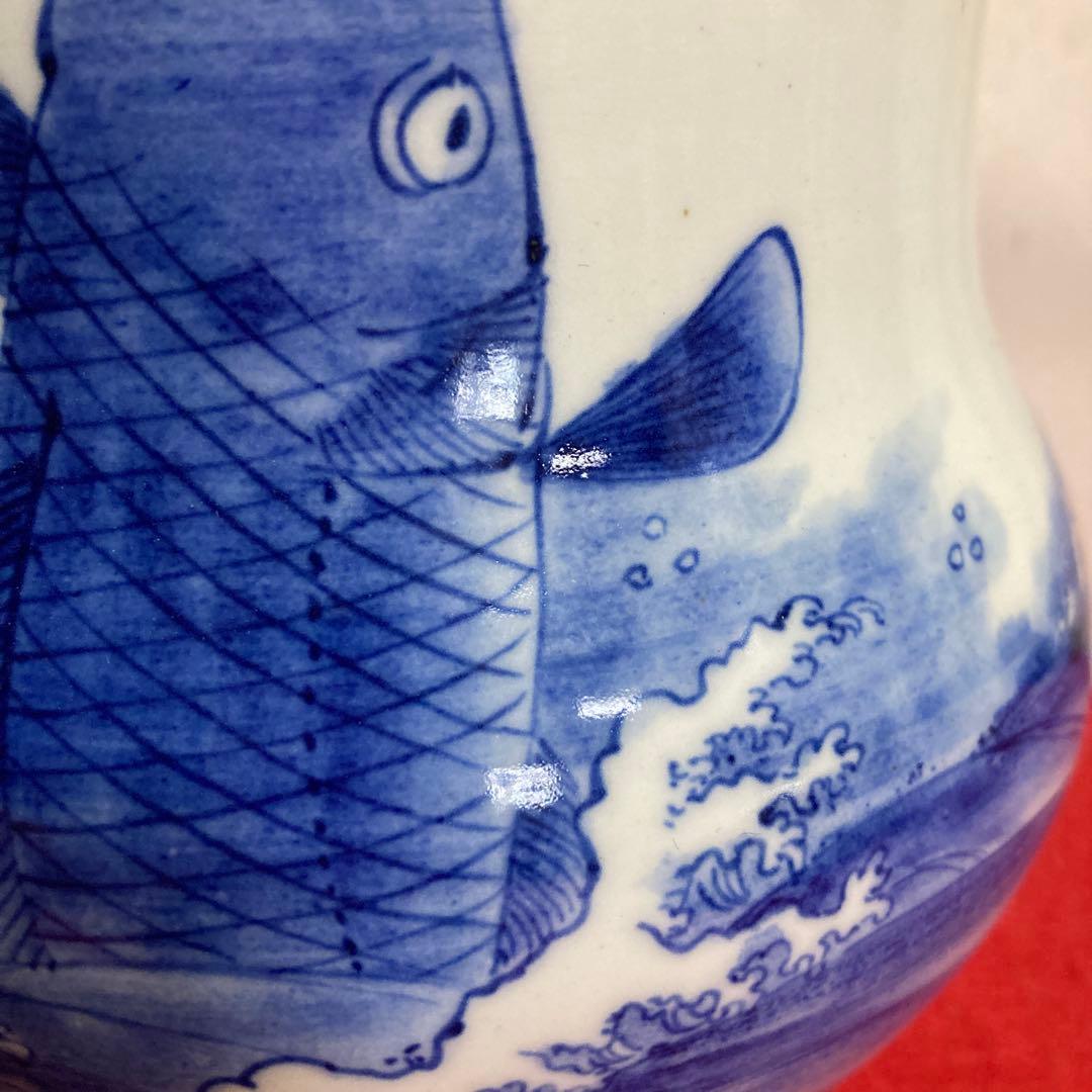 佐世保　平戸三川内焼　　　　　　　　　　　　　　白磁染付鯉図水指（漆塗り蓋付き）