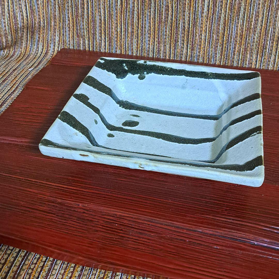 濱田庄司　浜田庄司　糠釉黒流掛角皿　です。