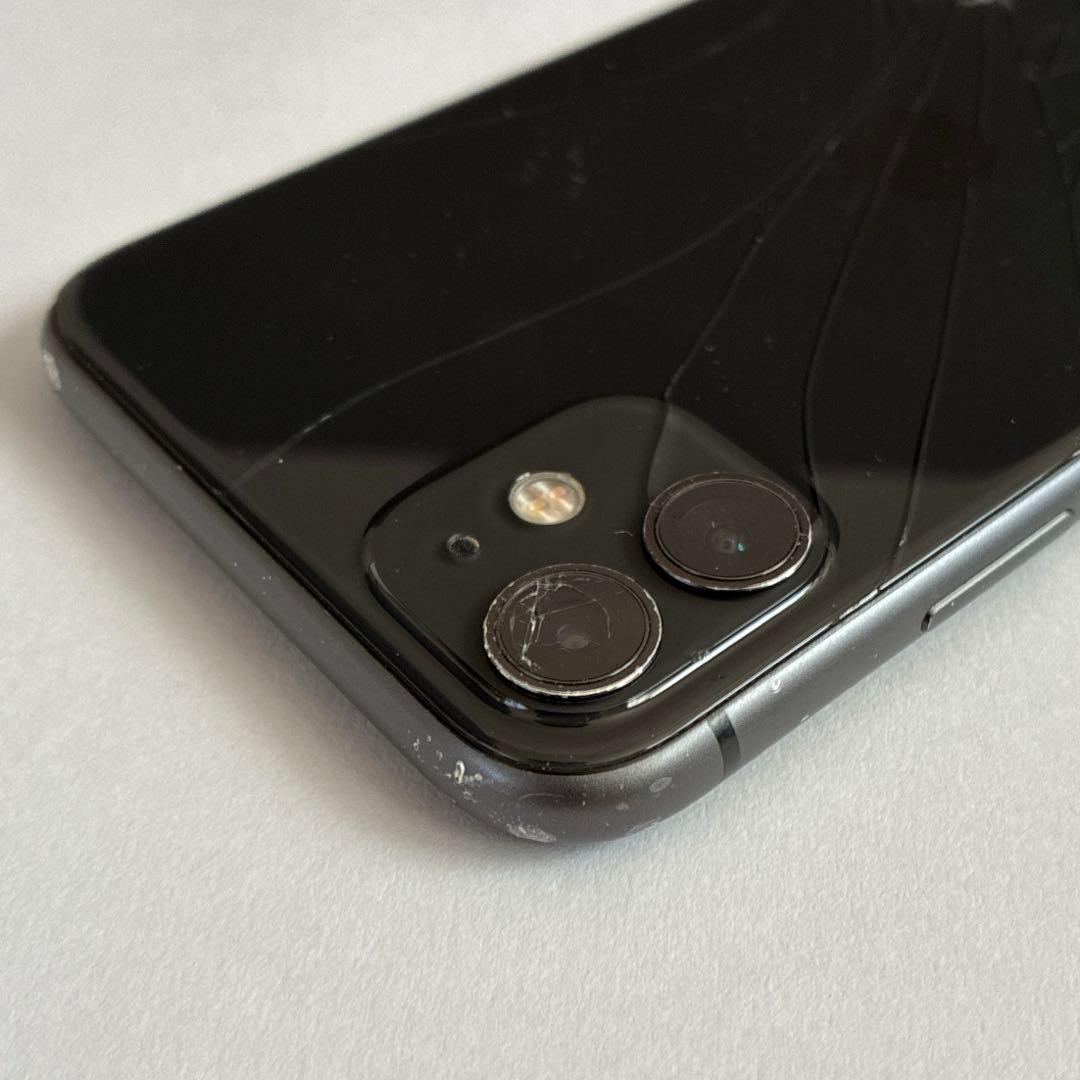 Apple iPhone 11 128GBブラック 本体 レンズ・背面ひび割れ
